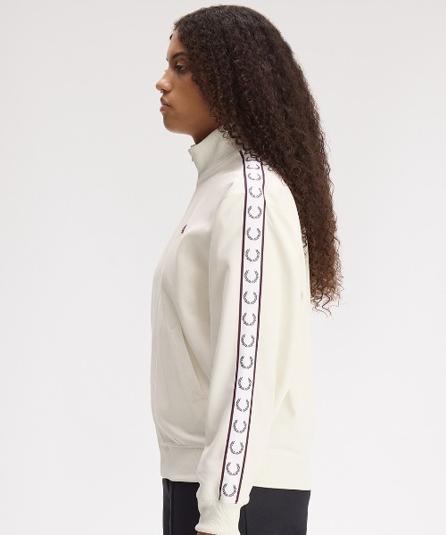 FRED PERRY（フレッドペリー）の「Taped Track Jacket／フレッドペリートラックジャケット（ジャージ・レディース・オフホワイト/チャコールグレー/ブラック/ベージュ・10）」の15枚目の写真