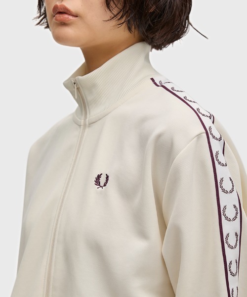 FRED PERRY（フレッドペリー）の「Taped Track Jacket／フレッドペリートラックジャケット（ジャージ・レディース・オフホワイト/チャコールグレー/ブラック/ベージュ・10）」の6枚目の写真