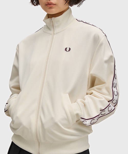 FRED PERRY（フレッドペリー）の「Taped Track Jacket／フレッドペリートラックジャケット（ジャージ・レディース・オフホワイト/チャコールグレー/ブラック/ベージュ・10）」の7枚目の写真