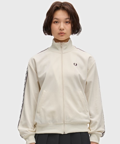 FRED PERRY（フレッドペリー）の「Taped Track Jacket／フレッドペリートラックジャケット（ジャージ・レディース・オフホワイト/チャコールグレー/ブラック/ベージュ・10）」の8枚目の写真