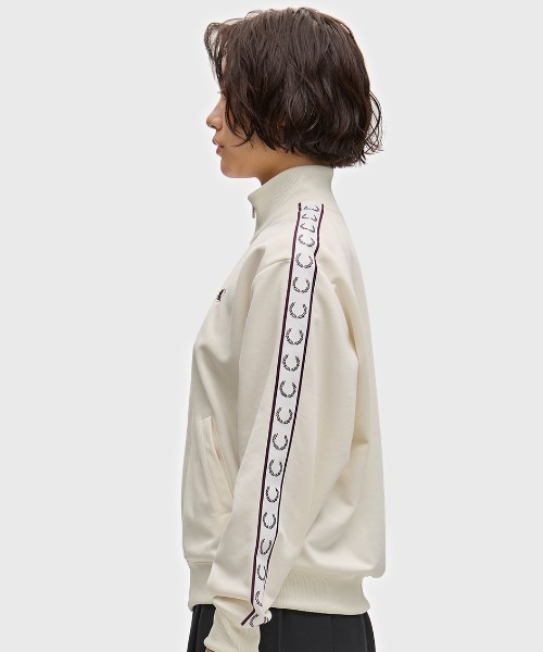 FRED PERRY（フレッドペリー）の「Taped Track Jacket／フレッドペリートラックジャケット（ジャージ・レディース・オフホワイト/チャコールグレー/ブラック/ベージュ・10）」の9枚目の写真