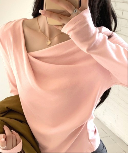 NANEA(ナネア)の「アシンメトリーオフショルダートップス(ニット/セーター・レディース・ブラック/ベージュ/ピンク/ブルー・フリー)」の4枚目の写真