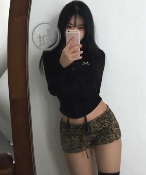 MUCENT(ムセント)の「◇MUCENT◇ブランド直輸入正規品/春夏に着やすいシアー感/ルエン シグネチャー スリム フード T RUEN SIGNATURE SLIM HOOD T(パーカー・レディース・チャコール/ホワイト/グレー/ブラック・FREE)」の12枚目の写真