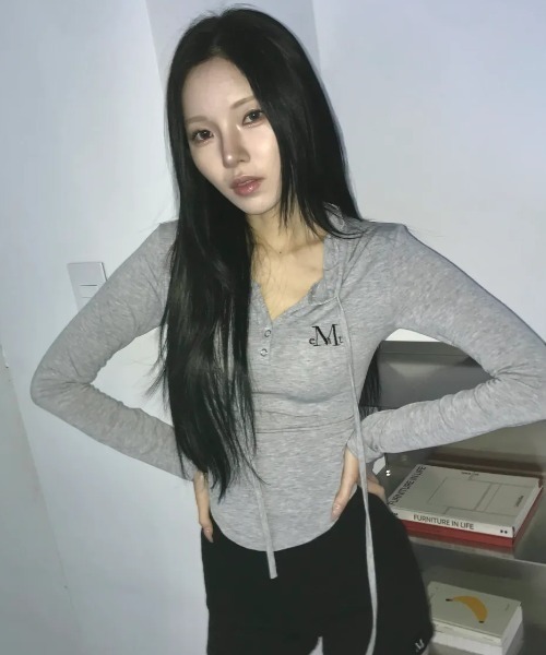 MUCENT(ムセント)の「◇MUCENT◇ブランド直輸入正規品/春夏に着やすいシアー感/ルエン シグネチャー スリム フード T RUEN SIGNATURE SLIM HOOD T(パーカー・レディース・チャコール/ホワイト/グレー/ブラック・FREE)」の17枚目の写真