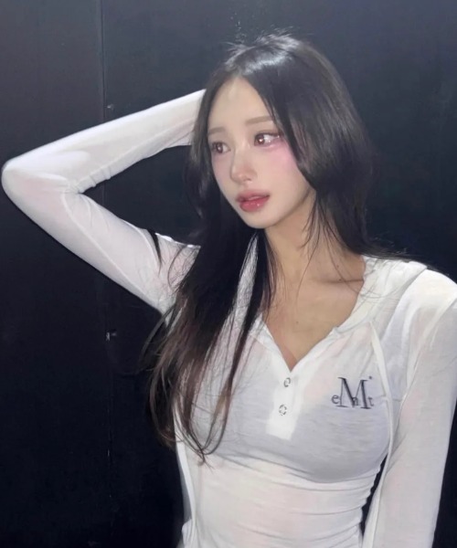 MUCENT(ムセント)の「◇MUCENT◇ブランド直輸入正規品/春夏に着やすいシアー感/ルエン シグネチャー スリム フード T RUEN SIGNATURE SLIM HOOD T(パーカー・レディース・チャコール/ホワイト/グレー/ブラック・FREE)」の5枚目の写真