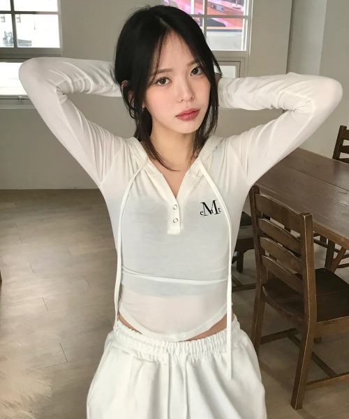 MUCENT(ムセント)の「◇MUCENT◇ブランド直輸入正規品/春夏に着やすいシアー感/ルエン シグネチャー スリム フード T RUEN SIGNATURE SLIM HOOD T(パーカー・レディース・チャコール/ホワイト/グレー/ブラック・FREE)」の6枚目の写真