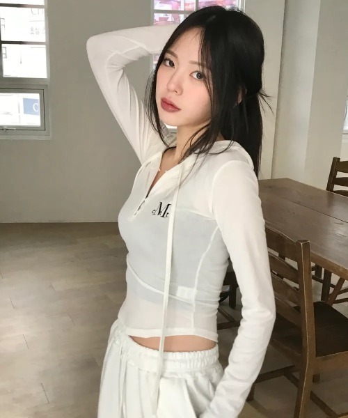 MUCENT(ムセント)の「◇MUCENT◇ブランド直輸入正規品/春夏に着やすいシアー感/ルエン シグネチャー スリム フード T RUEN SIGNATURE SLIM HOOD T(パーカー・レディース・チャコール/ホワイト/グレー/ブラック・FREE)」の7枚目の写真