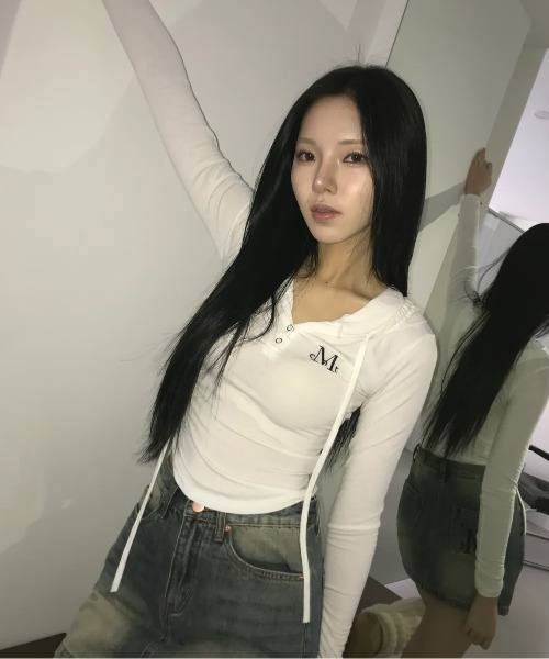 MUCENT(ムセント)の「◇MUCENT◇ブランド直輸入正規品/春夏に着やすいシアー感/ルエン シグネチャー スリム フード T RUEN SIGNATURE SLIM HOOD T(パーカー・レディース・チャコール/ホワイト/グレー/ブラック・FREE)」の8枚目の写真