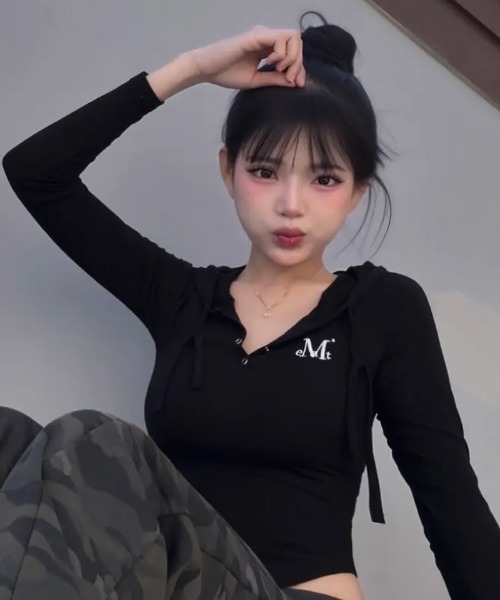 MUCENT(ムセント)の「◇MUCENT◇ブランド直輸入正規品/春夏に着やすいシアー感/ルエン シグネチャー スリム フード T RUEN SIGNATURE SLIM HOOD T(パーカー・レディース・チャコール/ホワイト/グレー/ブラック・FREE)」の10枚目の写真