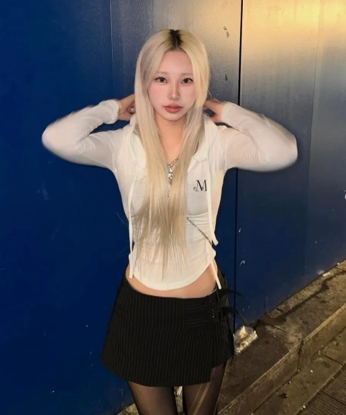 MUCENT(ムセント)の「◇MUCENT◇ブランド直輸入正規品/春夏に着やすいシアー感/ルエン シグネチャー スリム フード T RUEN SIGNATURE SLIM HOOD T(パーカー・レディース・チャコール/ホワイト/グレー/ブラック・FREE)」の19枚目の写真