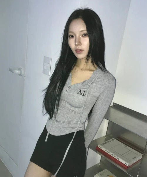 MUCENT(ムセント)の「◇MUCENT◇ブランド直輸入正規品/春夏に着やすいシアー感/ルエン シグネチャー スリム フード T RUEN SIGNATURE SLIM HOOD T(パーカー・レディース・チャコール/ホワイト/グレー/ブラック・FREE)」の18枚目の写真