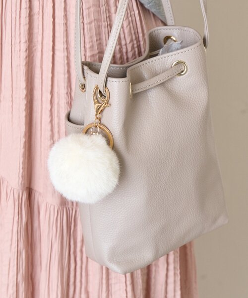 Jena espace merveilleux（ジェナ　エスパスメルヴェイユ）の「ファーボールキーホルダー（その他・レディース・オフホワイト/ブルー/ライトグレー・FREE）」の2枚目の写真