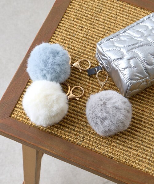 Jena espace merveilleux（ジェナ　エスパスメルヴェイユ）の「ファーボールキーホルダー（その他・レディース・オフホワイト/ブルー/ライトグレー・FREE）」の7枚目の写真