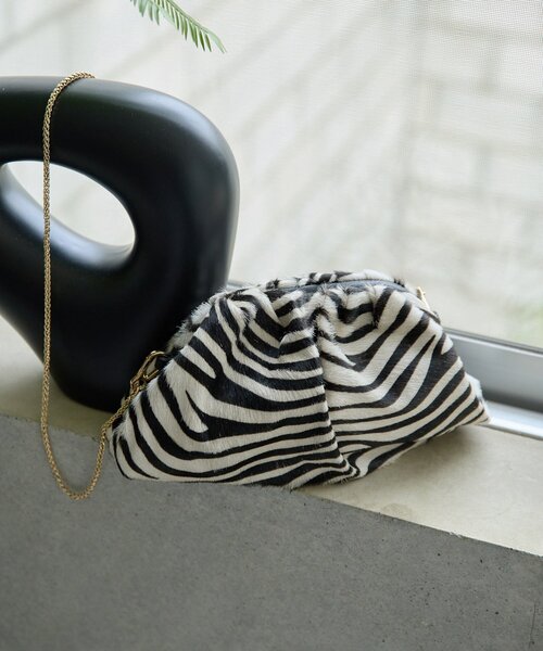 Whim Gazette（ウィムガゼット）の「【INNUE】Zebraチェーンクラッチ
