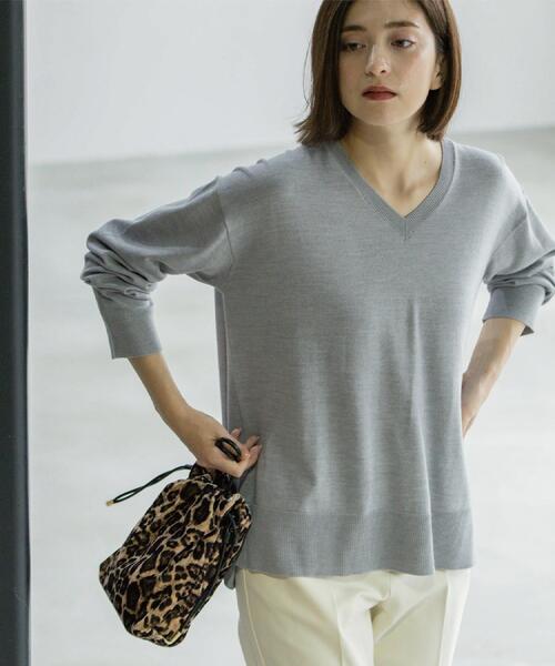 OPAQUE.CLIP(オペークドットクリップ)の「Vネックニット/エクストラファインメリノウール【THEシリーズ/洗濯機OK】(ニット/セーター・レディース・ブラック/グレー系4/キャメル/ワインレッド/グリーン系その他5/ブルー系その他・38/40/36/42)」の3枚目の写真