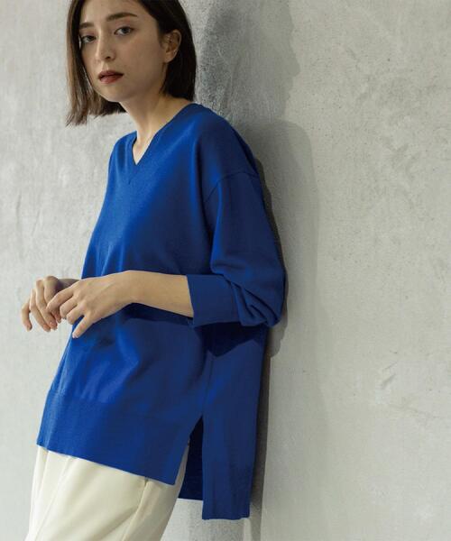 OPAQUE.CLIP(オペークドットクリップ)の「Vネックニット/エクストラファインメリノウール【THEシリーズ/洗濯機OK】(ニット/セーター・レディース・ブラック/グレー系4/キャメル/ワインレッド/グリーン系その他5/ブルー系その他・38/40/36/42)」の4枚目の写真