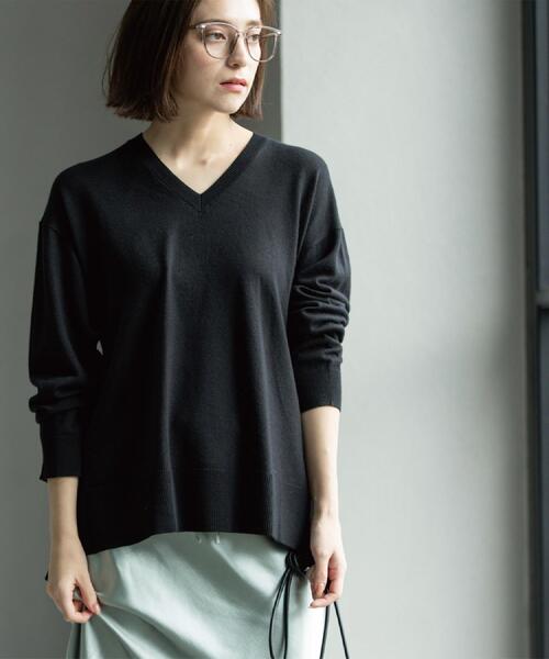 OPAQUE.CLIP(オペークドットクリップ)の「Vネックニット/エクストラファインメリノウール【THEシリーズ/洗濯機OK】(ニット/セーター・レディース・ブラック/グレー系4/キャメル/ワインレッド/グリーン系その他5/ブルー系その他・38/40/36/42)」の7枚目の写真