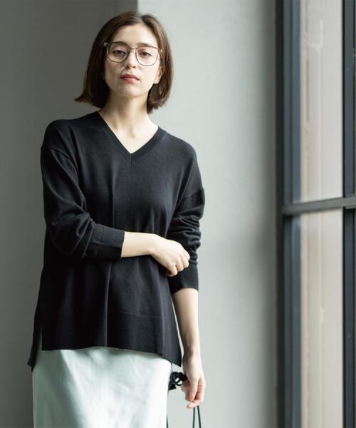 OPAQUE.CLIP(オペークドットクリップ)の「Vネックニット/エクストラファインメリノウール【THEシリーズ/洗濯機OK】(ニット/セーター・レディース・ブラック/グレー系4/キャメル/ワインレッド/グリーン系その他5/ブルー系その他・38/40/36/42)」の8枚目の写真