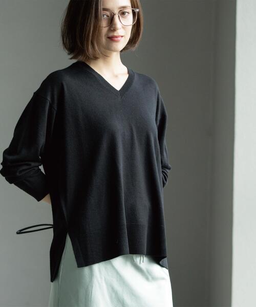 OPAQUE.CLIP(オペークドットクリップ)の「Vネックニット/エクストラファインメリノウール【THEシリーズ/洗濯機OK】(ニット/セーター・レディース・ブラック/グレー系4/キャメル/ワインレッド/グリーン系その他5/ブルー系その他・38/40/36/42)」の9枚目の写真