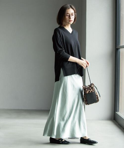 OPAQUE.CLIP(オペークドットクリップ)の「Vネックニット/エクストラファインメリノウール【THEシリーズ/洗濯機OK】(ニット/セーター・レディース・ブラック/グレー系4/キャメル/ワインレッド/グリーン系その他5/ブルー系その他・38/40/36/42)」の11枚目の写真