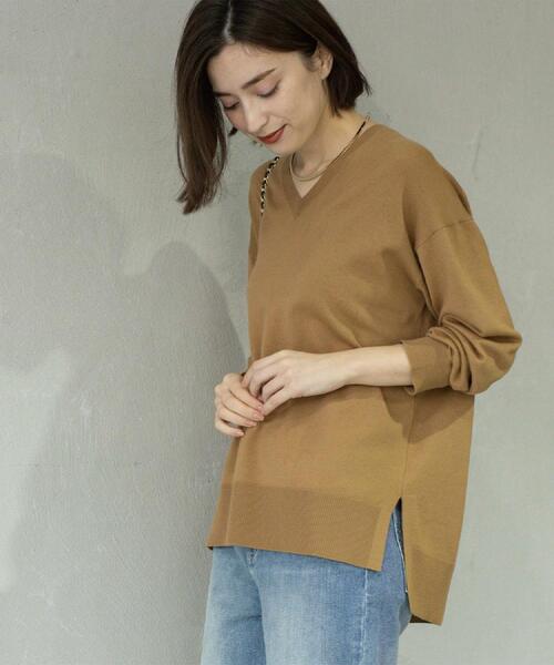 OPAQUE.CLIP(オペークドットクリップ)の「Vネックニット/エクストラファインメリノウール【THEシリーズ/洗濯機OK】(ニット/セーター・レディース・ブラック/グレー系4/キャメル/ワインレッド/グリーン系その他5/ブルー系その他・38/40/36/42)」の15枚目の写真