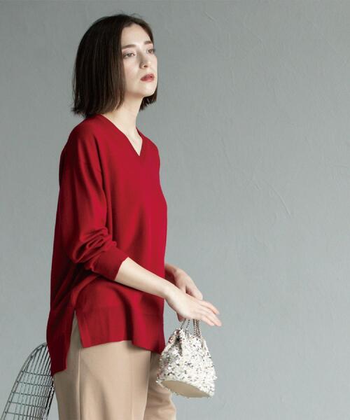 OPAQUE.CLIP(オペークドットクリップ)の「Vネックニット/エクストラファインメリノウール【THEシリーズ/洗濯機OK】(ニット/セーター・レディース・ブラック/グレー系4/キャメル/ワインレッド/グリーン系その他5/ブルー系その他・38/40/36/42)」の21枚目の写真