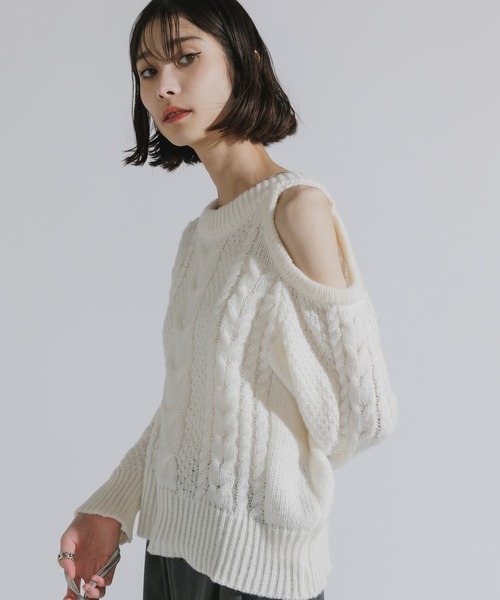 AO2（アオズ）の「Shoulder-cut cable knit sweater / ショルダーカット ケーブルニットプルオーバー（ニット/セーター・レディース・ブラウン/ホワイト/グレー/ブラック・FREE）」の2枚目の写真