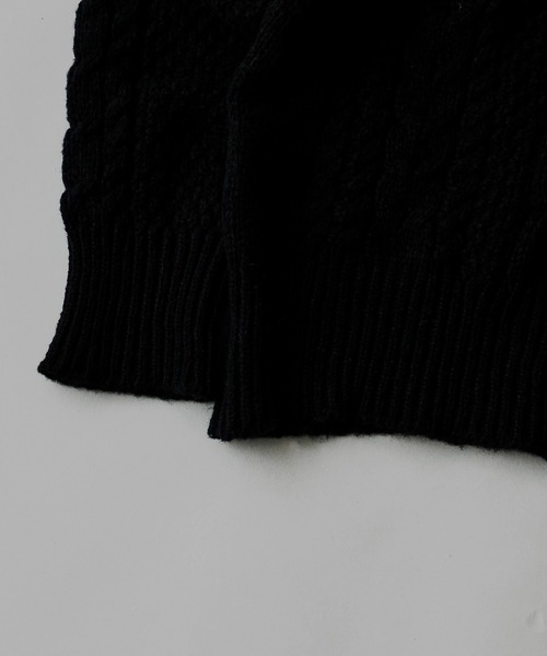 AO2（アオズ）の「Shoulder-cut cable knit sweater / ショルダーカット ケーブルニットプルオーバー（ニット/セーター・レディース・ブラウン/ホワイト/グレー/ブラック・FREE）」の9枚目の写真