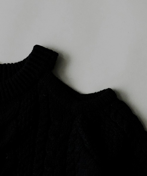 AO2（アオズ）の「Shoulder-cut cable knit sweater / ショルダーカット ケーブルニットプルオーバー（ニット/セーター・レディース・ブラウン/ホワイト/グレー/ブラック・FREE）」の8枚目の写真