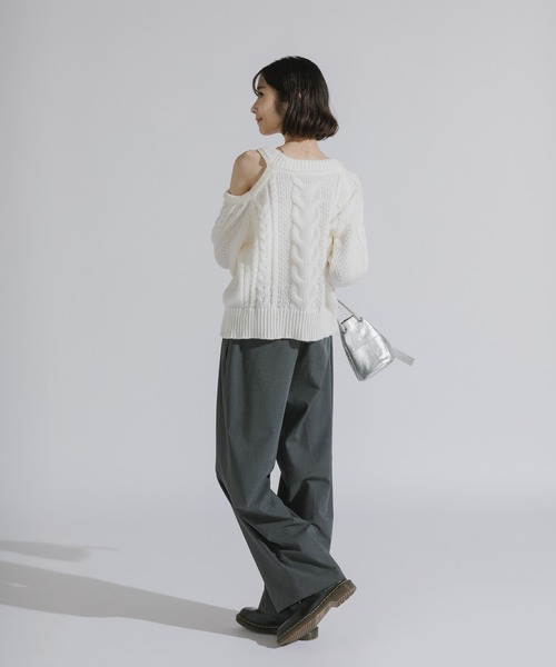 AO2（アオズ）の「Shoulder-cut cable knit sweater / ショルダーカット ケーブルニットプルオーバー（ニット/セーター・レディース・ブラウン/ホワイト/グレー/ブラック・FREE）」の18枚目の写真