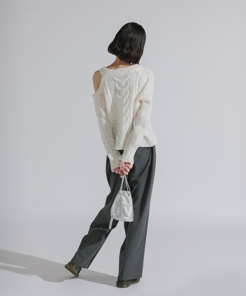 AO2（アオズ）の「Shoulder-cut cable knit sweater / ショルダーカット ケーブルニットプルオーバー（ニット/セーター・レディース・ブラウン/ホワイト/グレー/ブラック・FREE）」の19枚目の写真