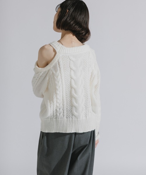 AO2（アオズ）の「Shoulder-cut cable knit sweater / ショルダーカット ケーブルニットプルオーバー（ニット/セーター・レディース・ブラウン/ホワイト/グレー/ブラック・FREE）」の13枚目の写真