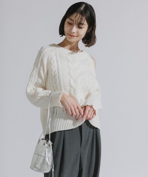 AO2（アオズ）の「Shoulder-cut cable knit sweater / ショルダーカット ケーブルニットプルオーバー（ニット/セーター・レディース・ブラウン/ホワイト/グレー/ブラック・FREE）」の11枚目の写真