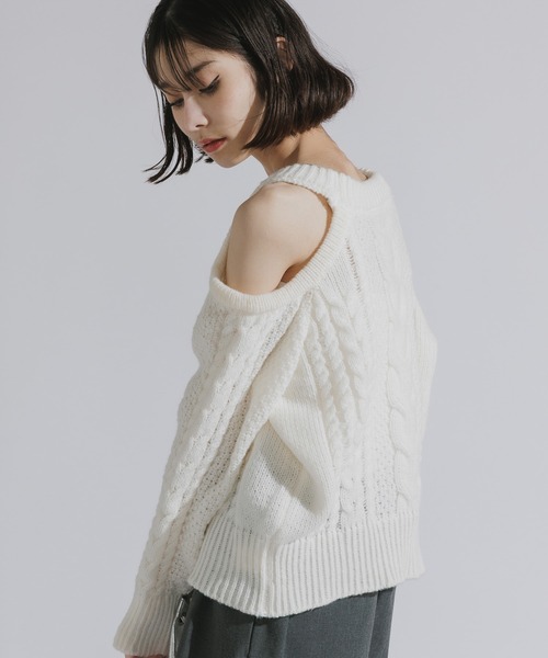 AO2（アオズ）の「Shoulder-cut cable knit sweater / ショルダーカット ケーブルニットプルオーバー（ニット/セーター・レディース・ブラウン/ホワイト/グレー/ブラック・FREE）」の6枚目の写真
