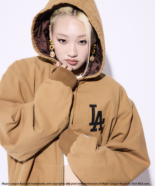 BACK TO THE FIELD(バック トゥー ザ フィールド)の「【MLB】ロゴ刺しゅうキャンバスアクティブジャケット(ブルゾン・レディース・ブラック/ベージュ/ピンク・FREE)」の2枚目の写真