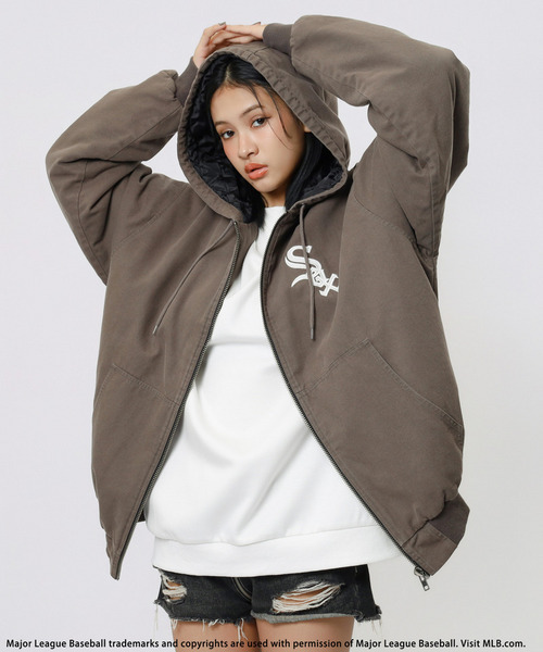 BACK TO THE FIELD(バック トゥー ザ フィールド)の「【MLB】ロゴ刺しゅうキャンバスアクティブジャケット(ブルゾン・レディース・ブラック/ベージュ/ピンク・FREE)」の1枚目の写真