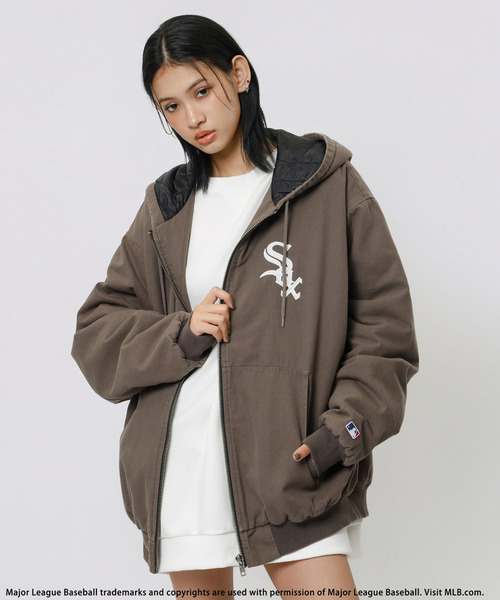 BACK TO THE FIELD(バック トゥー ザ フィールド)の「【MLB】ロゴ刺しゅうキャンバスアクティブジャケット(ブルゾン・レディース・ブラック/ベージュ/ピンク・FREE)」の4枚目の写真