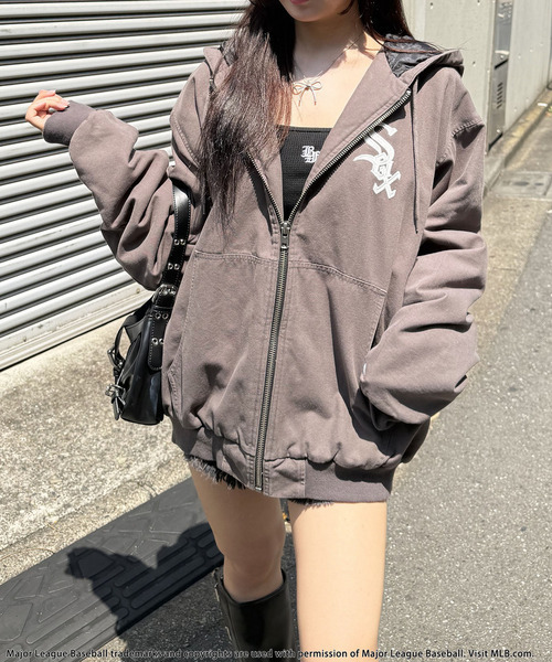 BACK TO THE FIELD(バック トゥー ザ フィールド)の「【MLB】ロゴ刺しゅうキャンバスアクティブジャケット(ブルゾン・レディース・ブラック/ベージュ/ピンク・FREE)」の6枚目の写真