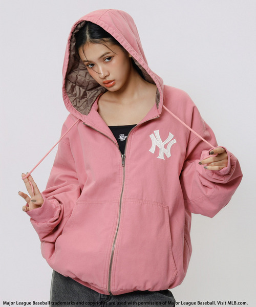 BACK TO THE FIELD(バック トゥー ザ フィールド)の「【MLB】ロゴ刺しゅうキャンバスアクティブジャケット(ブルゾン・レディース・ブラック/ベージュ/ピンク・FREE)」の20枚目の写真