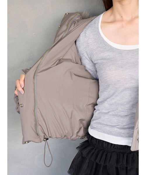 SNIDEL（スナイデル）の「【WEB限定カラーあり】西川フードファーショートダウン（ダウンジャケット/コート・レディース・ブルー/グレー/ブラック/アイボリー・F）」の22枚目の写真