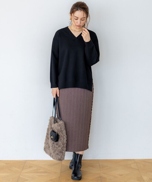 23区 L(ニジュウサンクオオキイサイズ)の「【Lサイズ限定/洗える】ヴィスコースストレッチ Vネック ニット(ニット/セーター・レディース・ライトオレンジ系/グレー系/ダークグリーン系/ブラック系・44/46/48)」の12枚目の写真