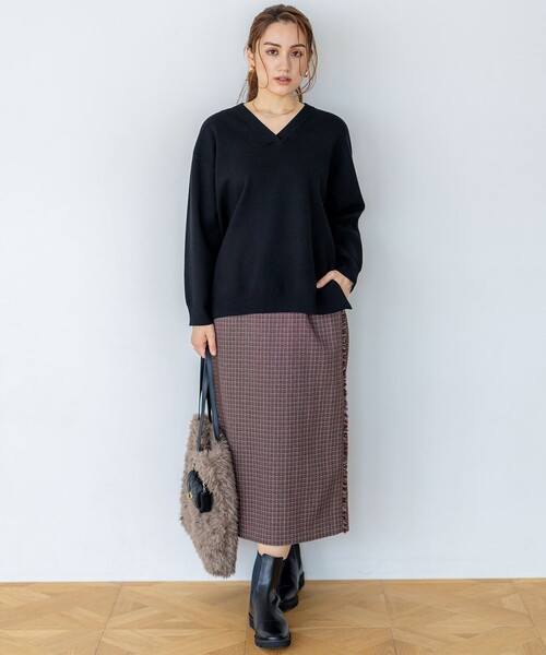 23区 L(ニジュウサンクオオキイサイズ)の「【Lサイズ限定/洗える】ヴィスコースストレッチ Vネック ニット(ニット/セーター・レディース・ライトオレンジ系/グレー系/ダークグリーン系/ブラック系・44/46/48)」の13枚目の写真