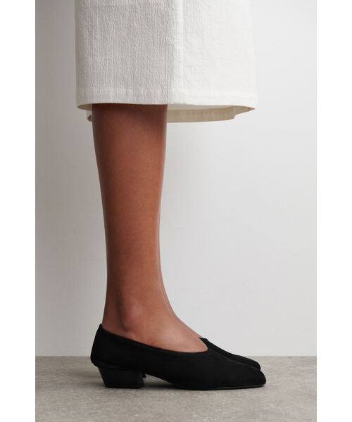 COS（コス）の「スエードヒールのバレリーナ（バレエシューズ・レディース・ブラック・39/38/37）」の2枚目の写真