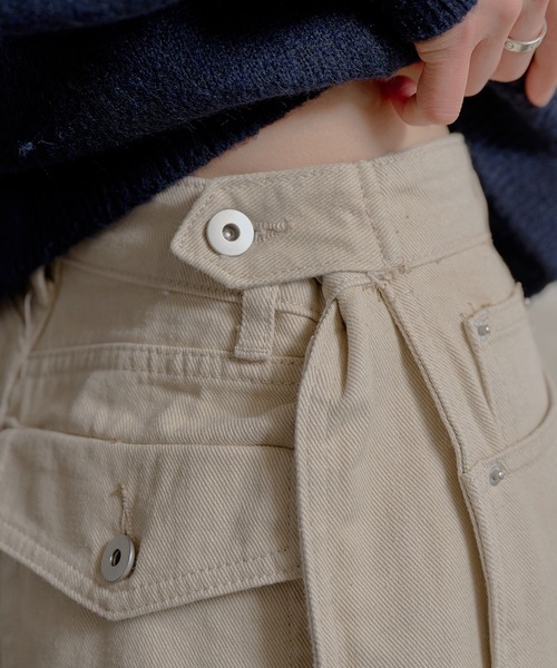 UNE MANSION（ユヌマンション）の「【ウエスト調節ボタンで体形に合わせて調節可能】【裾のボタンでシルエット調節可能】 サイドウエストボタンタックポイントワイドカラーチノパンツ（その他パンツ・レディース・ベージュ/ブラック・LARGE/MEDIUM/SMALL）」の11枚目の写真