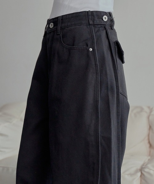 UNE MANSION（ユヌマンション）の「【ウエスト調節ボタンで体形に合わせて調節可能】【裾のボタンでシルエット調節可能】 サイドウエストボタンタックポイントワイドカラーチノパンツ（その他パンツ・レディース・ベージュ/ブラック・LARGE/MEDIUM/SMALL）」の4枚目の写真