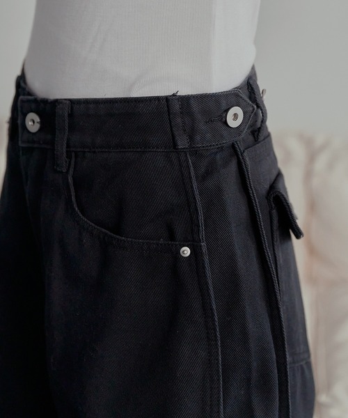 UNE MANSION（ユヌマンション）の「【ウエスト調節ボタンで体形に合わせて調節可能】【裾のボタンでシルエット調節可能】 サイドウエストボタンタックポイントワイドカラーチノパンツ（その他パンツ・レディース・ベージュ/ブラック・LARGE/MEDIUM/SMALL）」の3枚目の写真