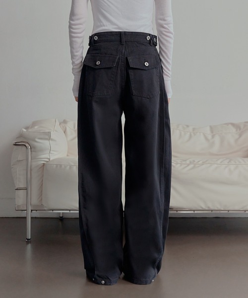 UNE MANSION（ユヌマンション）の「【ウエスト調節ボタンで体形に合わせて調節可能】【裾のボタンでシルエット調節可能】 サイドウエストボタンタックポイントワイドカラーチノパンツ（その他パンツ・レディース・ベージュ/ブラック・LARGE/MEDIUM/SMALL）」の20枚目の写真