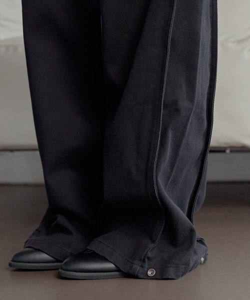 UNE MANSION（ユヌマンション）の「【ウエスト調節ボタンで体形に合わせて調節可能】【裾のボタンでシルエット調節可能】 サイドウエストボタンタックポイントワイドカラーチノパンツ（その他パンツ・レディース・ベージュ/ブラック・LARGE/MEDIUM/SMALL）」の21枚目の写真