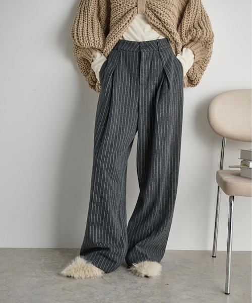 THE YOn（ザヨン）の「チョークストライプボックスタックワイドパンツ（スラックス・レディース・チャコールグレー/ブラウン・M/S）」の2枚目の写真