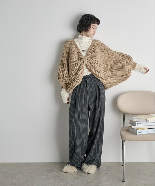 THE YOn（ザヨン）の「チョークストライプボックスタックワイドパンツ（スラックス・レディース・チャコールグレー/ブラウン・M/S）」の8枚目の写真